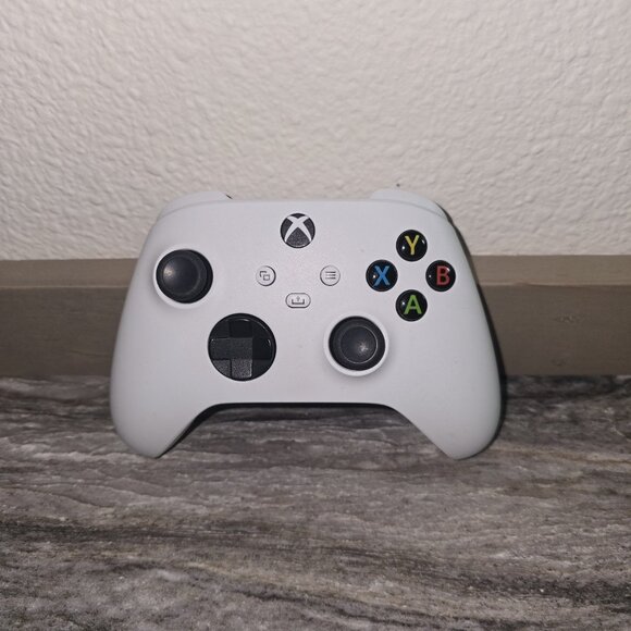 Xbox Wireless Controller – White – Works – Moderate Stick Drift (Read) - Picture 1 of 3